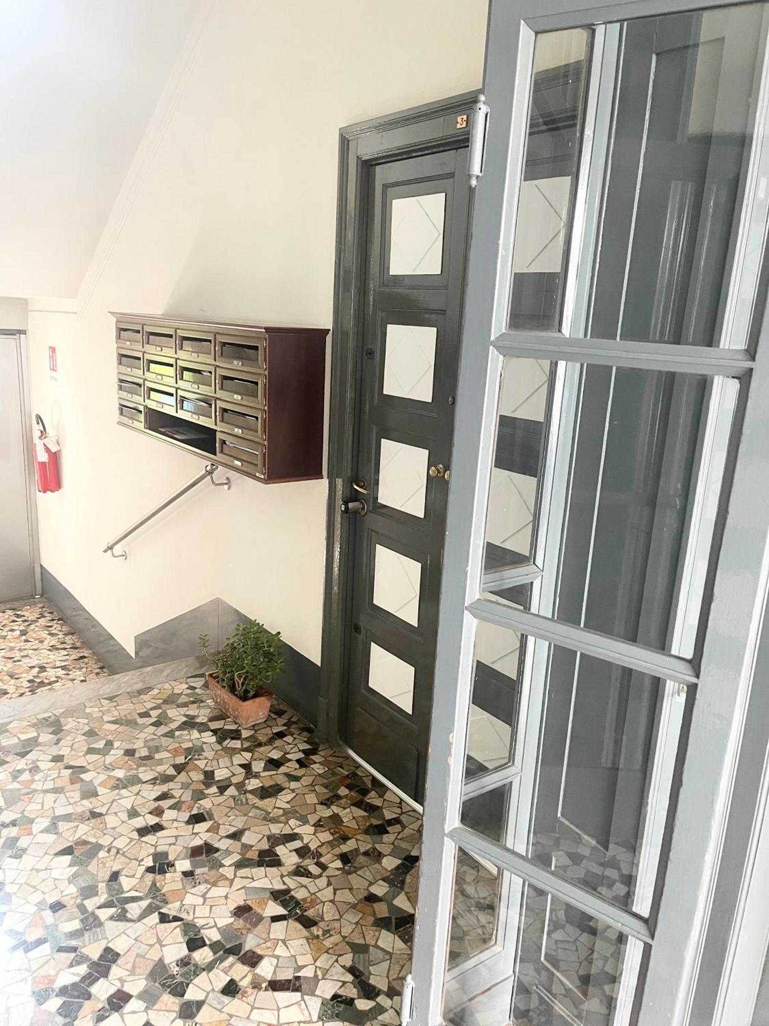 Ampio Bilocale Zona Navigli Apartamento Milão Exterior foto