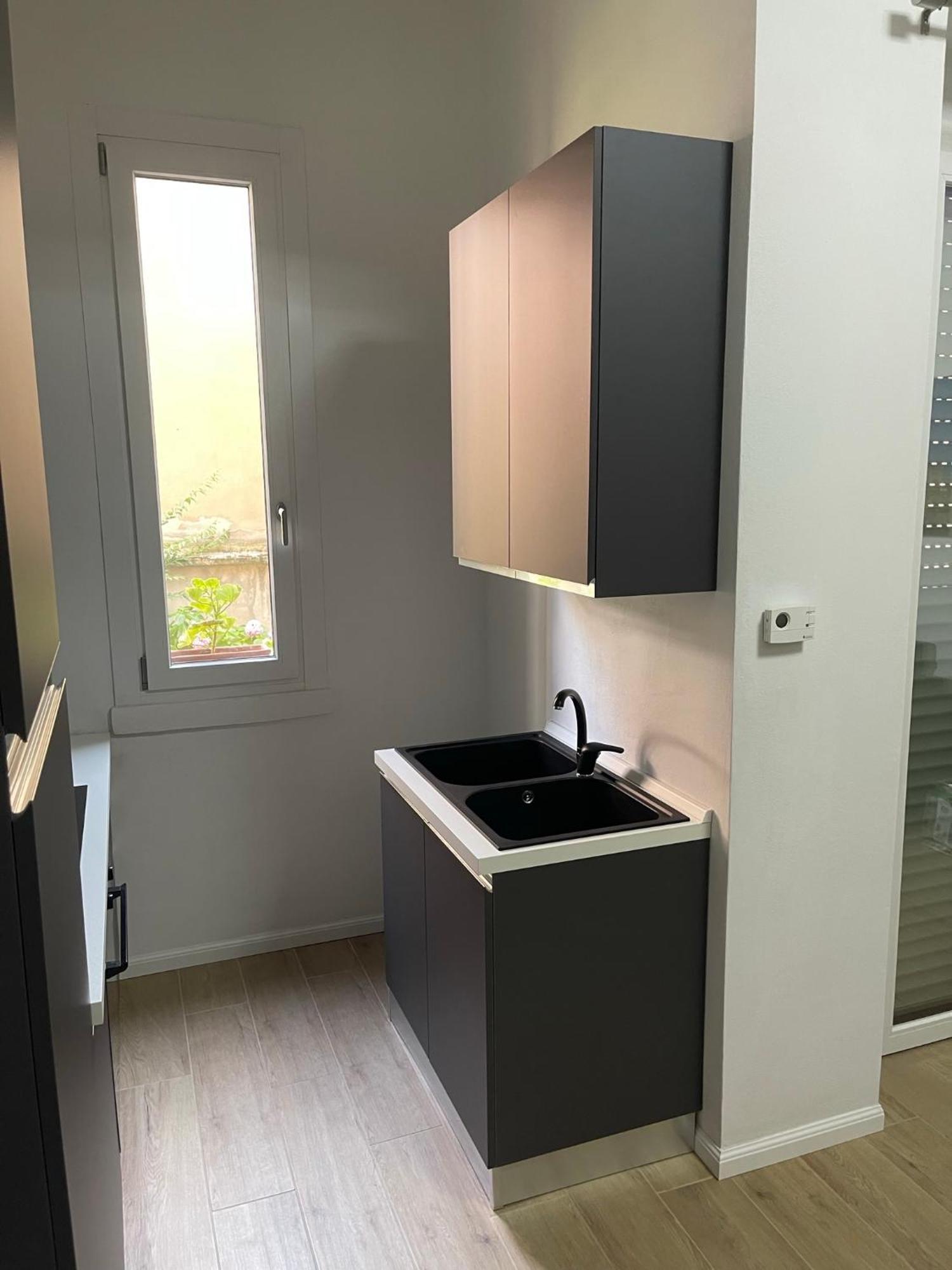 Ampio Bilocale Zona Navigli Apartamento Milão Exterior foto